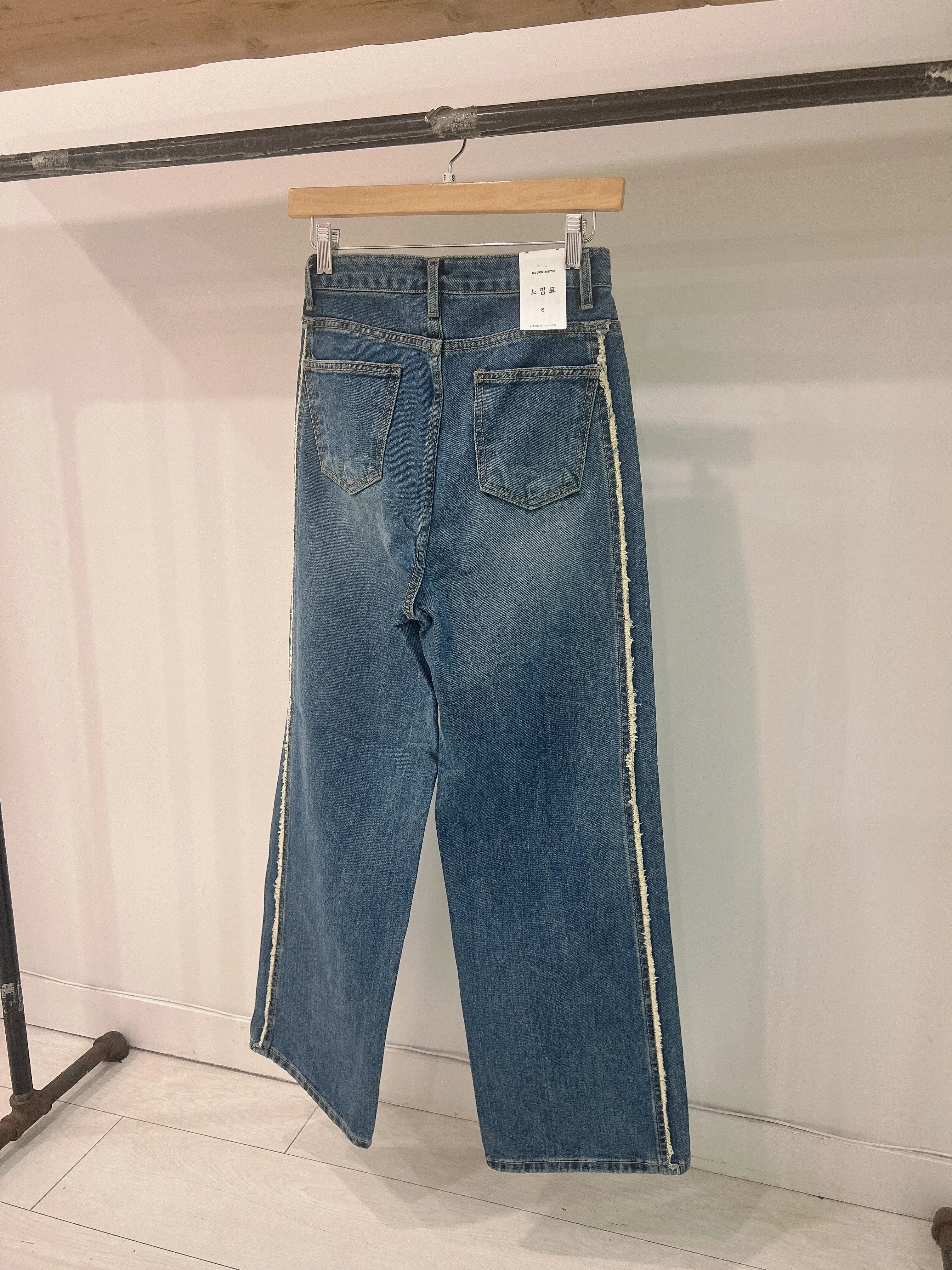 DANI Frayed side jeans