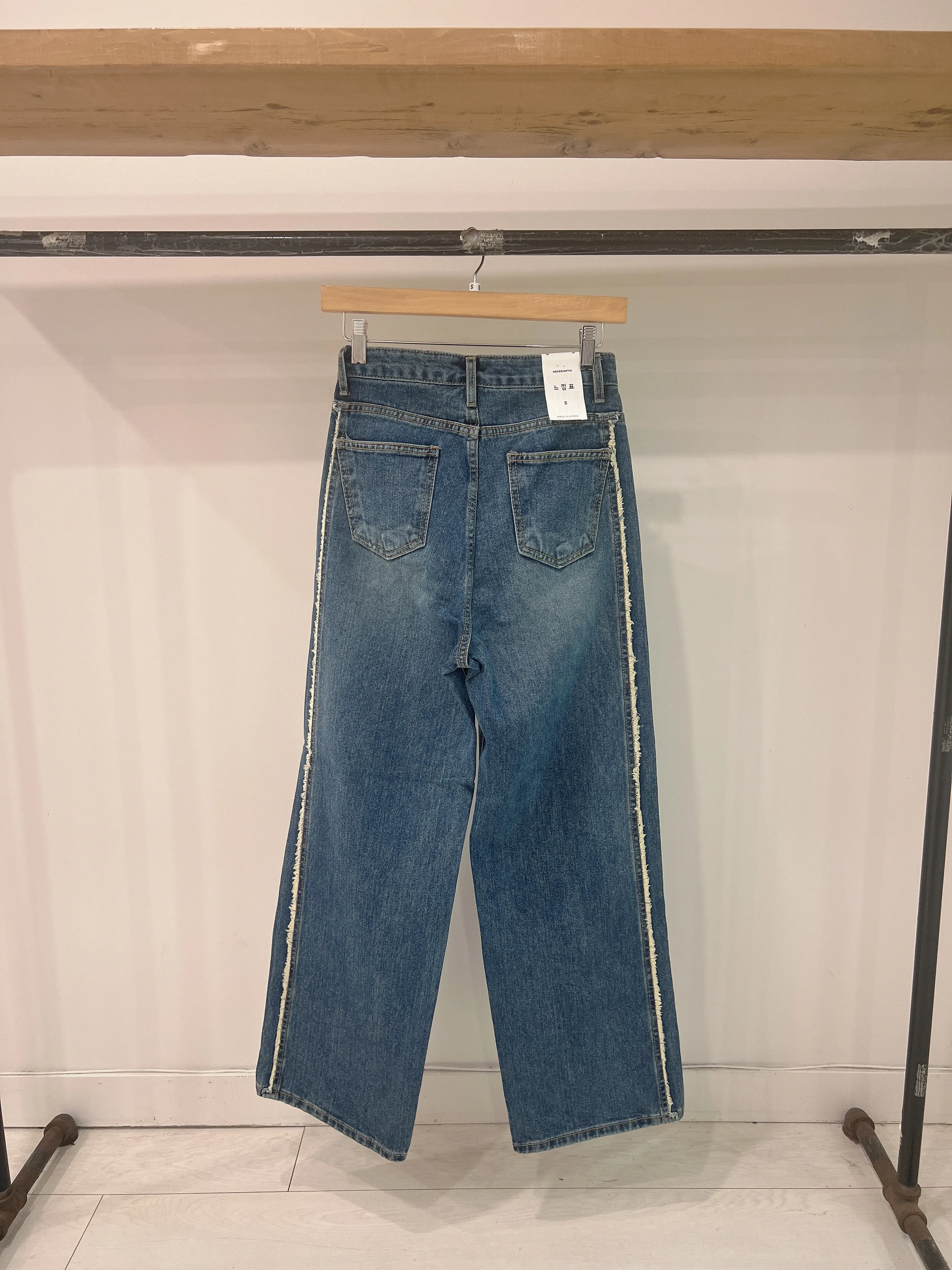 DANI Frayed side jeans