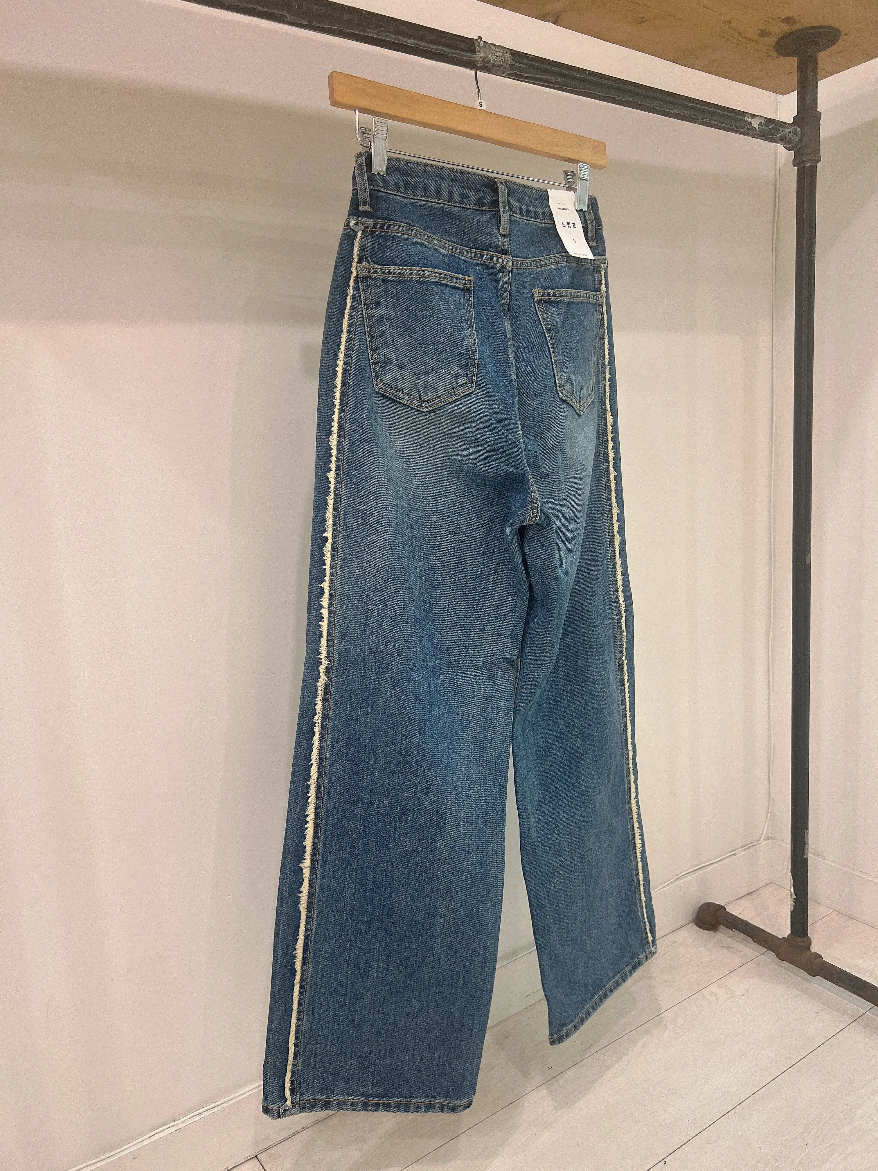 DANI Frayed side jeans