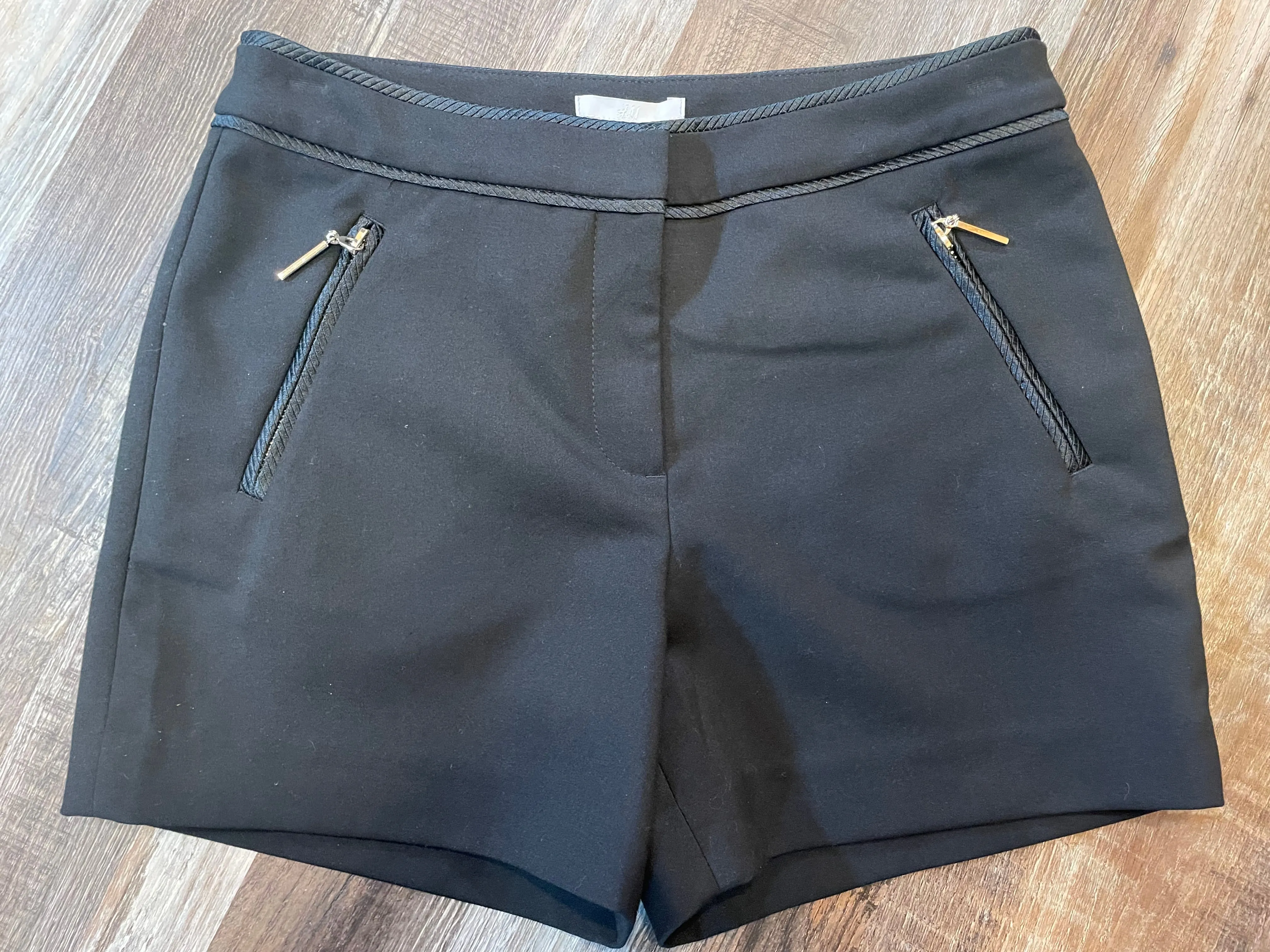 H&M Womens Black Dress Shorts w/ zipper pockets size 4