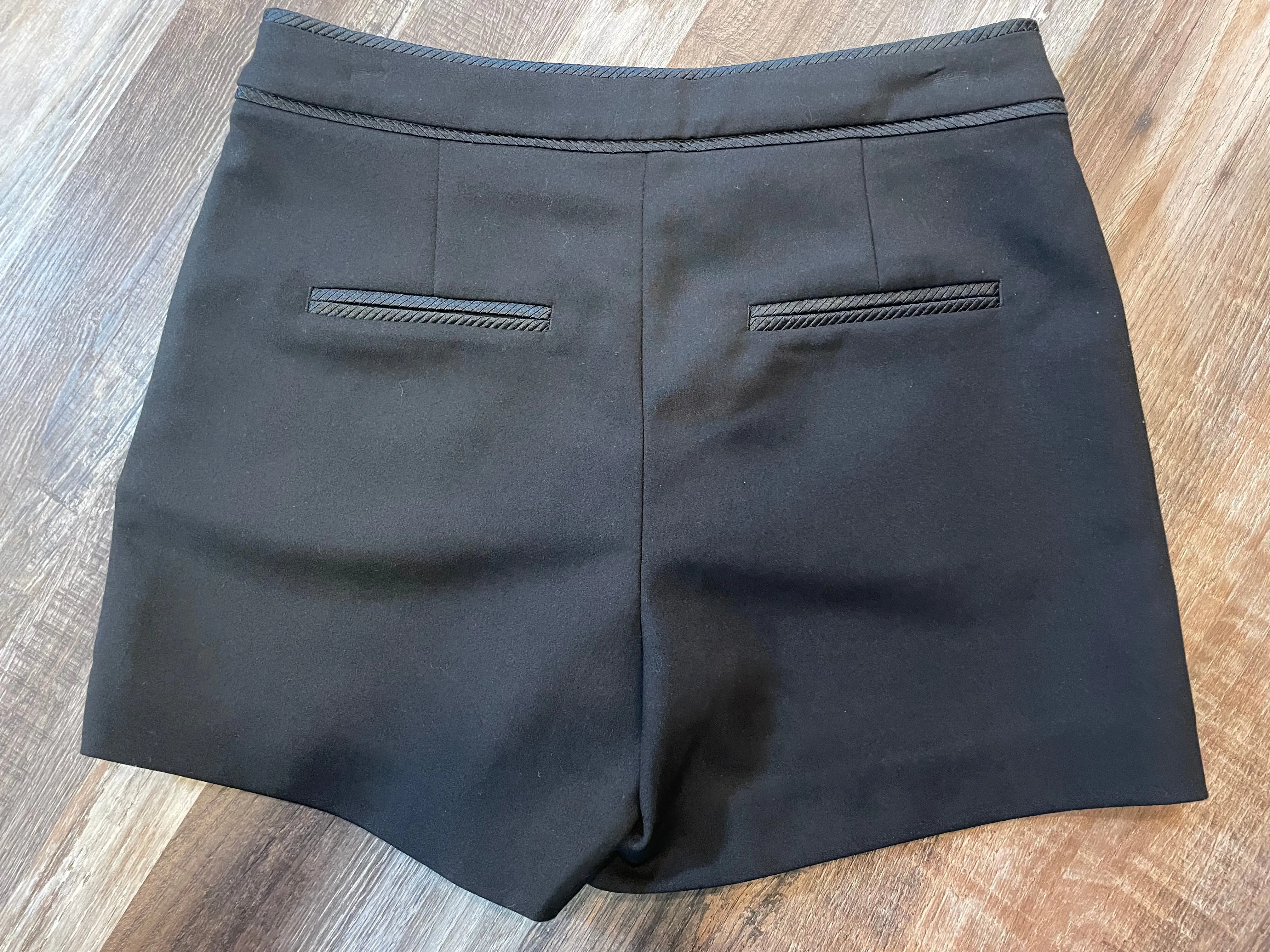 H&M Womens Black Dress Shorts w/ zipper pockets size 4